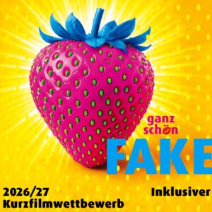 Plakat mit leuchtend gelbem Hintergrund und einer großen, pinkfarbenen Erdbeere in der Mitte. Die Erdbeere hat blaue Blätter und grüne Punkte statt Samen. Rechts steht in großen blauen Buchstaben „FAKE“, darüber kleiner „ganz schön“. Unten links steht „2026/27 Kurzfilmwettbewerb“, unten rechts „Inklusiver“.